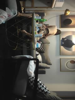 这次约到了一对颜值夫妻，女主身材和容貌都是极品，先是玩夫妻情趣游戏，玩游戏输了，看着对方老公的大鸡巴