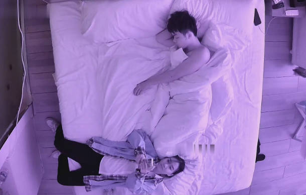 安防酒店偷拍连续几天开房入住的年轻情侣出门玩的很累也要干一炮才甘心睡觉