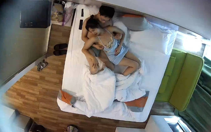 纯上帝视角偸拍艳福不浅四眼直男偸情人妻美少妇，特意穿个骚内裤，激情69式，床头肏到床尾，呻吟声销魂